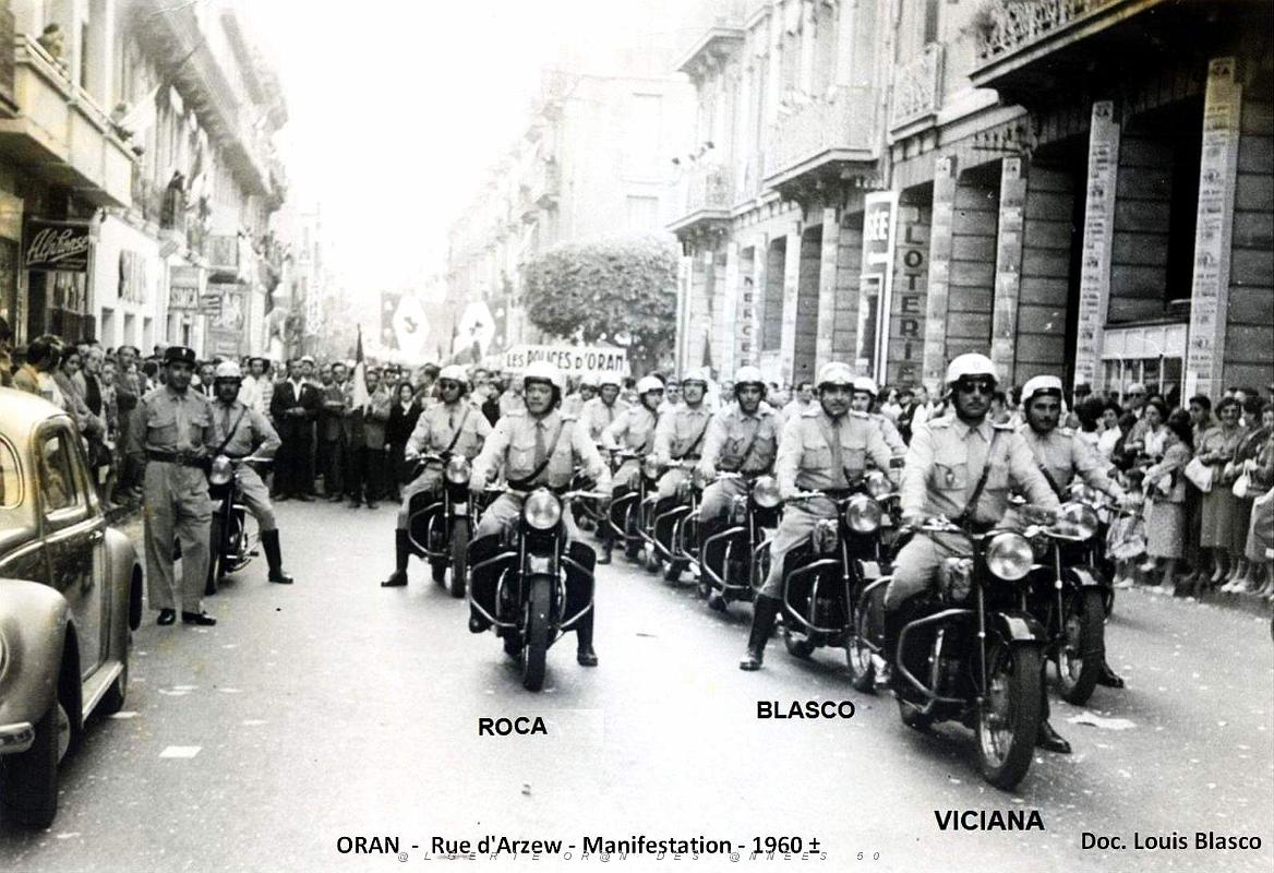 1558- Oran - Rue d'Arzew - Manifestation - Les Motards.jpg